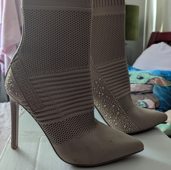 Size 7 .Worn only once, like new condition, no apparent defects. - Picture 3 of 3